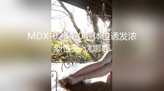 酒吧女厕全景偷拍身材苗条长腿小美妞润穴流尿屁股湿