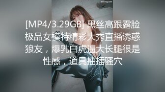 被操的脸蛋都扭曲了还不忘自拍