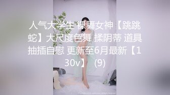 厕拍黄衣妹子粉嫩的微毛嫩逼,她男朋友就在外面等她,看逼就知道她男朋友还没得手