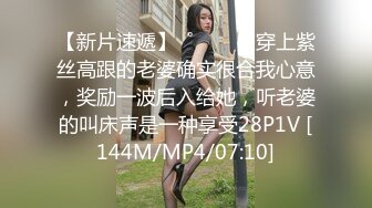 花臂纹身小哥让妹子自己自慰,侧入猛操太大妹子受不了